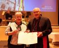 Bild: Pressestelle des Bistums Regensburg
Bischof Rudolf Voderholzer überreichte an Martina Mark die Wolfgangsmedaille mit entsprechender Urkunde.