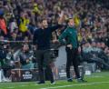 Bild: Khalil Hamra/AP/dpa
Domenico Tedesco (l) steht mit Fenerbahce Istanbul vor dem Aus in der Europa League. (Archivbild)