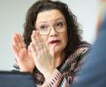 Bild: Daniel Löb/dpa
Jede Menge Arbeit für die Arbeitsverwaltung: Andrea Nahles, Vorstandsvorsitzende der Bundesagentur für Arbeit, sieht sich steigenden Arbeitslosenzahlen und sinkender Erwerbstätigkeit gegenüber.