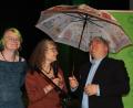 Bild: mfh
Ein Regenschirm, den Elli Wolf und Yvonne Rösel (von links) Stefan Schmidt überreichten, soll den Bundestagsabgeordneten von Bündnis90/Die Grünen "vor den Tränen des Bundeskanzlers schützen, falls die Grünen bei der Kommunalwahl als Gewinner hervorgehen".