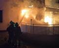 Bild: Polizeiinspektion Sulzbach-Rosenberg
Als die Feuerwehr anrückt, schlagen die Flammen bereits aus den Fenstern und dem Wintergarten. Die Einsatzkräfte konnten durch schnelles Handeln ein vollständiges Niederbrennen und ein Übergreifen auf Nachbargebäude verhindern.
