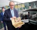 Bild: Kay Nietfeld/dpa
Kanzler und CDU-Chef Friedrich Merz inspiziert vor dem CDU-Parteitag in Stuttgart eine Limousine, wie sie der erste Kanzler Konrad Adenauer (CDU) zuletzt als Dienstkarosse genutzt hatte.