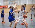 Bild: Tobias Schwarzmeier
Adam Hellmich schüttelt hier seinen Verteidiger problemlos ab. Auch am Samstag gegen defensivstarke Würzburger sind wohl "Basketball-Arbeiter" wie er bei der DJK Neustadt gefragt. Der Center laboriert jedoch aktuell an einer Fußverletzung. Hinter seinem Einsatz steht ein Fragezeichen.