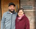 Bild: ck
Johannes und Christine Maurer freuen sich über die Bestätigung ihrer fünf Sterne für ihre beiden Modul-Ferienhäuser "Hirschblick" und "Schlossblick" in Neuenhammer bei Georgenberg.