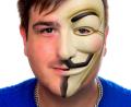 Bild: Ano/Biswanger
Gregor Biswanger mit einer "halben" Guy-Fawkes-Maske. Mit diesem Bild präsentiert Biswanger sein Format auf der Streaming-Plattform Twitch "my-coding-zone.de". Im März kommt der KI-Experte nach Weiden.