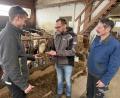 Bild: Gabi Schönberger
Ein Besuch im Öko-Kuhstall: Bio-Bauer Thomas Hösl (Mitte) mit seinem Vater Erwin (rechts) und Mathias Beutner, Pflanzenbauberater beim AELF Tirschenreuth-Weiden.