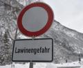 Bild: Angelika Warmuth/dpa
Ein Schild warnt vor Lawinengefahr. (Symbolbild)