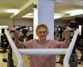 Bild: ubb
Maria Ernst ist 82 Jahre alt und betriebt seit vielen Jahren im Fitnessstudio von Tom Koller in Waldsassen Krafttraining. Ihre Entscheidung dazu hat sie nach schlimmen Schicksalsschlägen aus einer persönlichen Krise herausgeholt und sie fühlt sich seither wesentlich gesünder.
