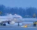 Bild: Peter Kneffel/dpa
Wegen der starken Schneefälle ist der Flugbetrieb am Flughafen in München gestört (Archivbild).