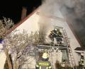 Bild: Richard Schieder/ Feuerwehr Weiden
Vier Stunden kämpfen Feuerwehrleute aus Weiden und Neunkirchen gegen den Brand in einem Einfamilienhaus im Westen Weidens. Dabei retten sie einen Hund, der sich noch im Haus befindet.