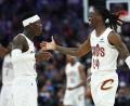 Bild: Sara Nevis/AP/dpa
Beim deutlichen Erfolg gegen die Brooklyn Nets steuerte Dennis Schröder (l) für die Cleveland Cavaliers zwölf Punkte bei. (Archivbild)