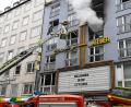 Bild: Florian Reichmann/Berufsfeuerwehr München/dpa
Die Berufsfeuerwehr München ist mit einer Drehleiter bei einem Wohnungsbrand in der Schwanthalerstraße in München im Einsatz. Laut Feuerwehr wurden bei dem Brand fünf Menschen verletzt.