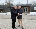Bild: Landkreis Tirschenreuth
Landrat Roland Grillmeier (links) und Bürgermeister Roman Schäffler vor dem Kemnather Hallenbad.