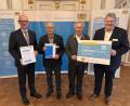 Bild: Regierung der Oberpfalz/Manfred Schmied
Regierungspräsident Walter Jonas mit Josef Langgärtner, Anton Hösl und Bernhard Schmidt von der Bürgerenergiegenossenschaft Parkstein eG.