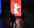 Bild: Britta Pedersen/dpa
Passanten gehen am Abend der Preisverleihung an einem Berlinale-Plakat vorbei.
