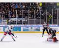 Bild: Werner Moller
Cedric Schiemenz scheitert hier im Penaltyschießen an Jonas Neffin. Der Weidener Angreifer steuerte bei der Niederlage im Oberpfalz-Derby am Freitagabend zwei Treffer bei. Beim Trainerdebüt von Alan Letang spielten die Blue Devils stark auf, vergaben aber zu viele Chancen.