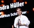 Bild: Christoph Soeder/dpa
Sandra Hüller nimmt den Silbernen Bären entgegen.