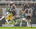 Bild: Marcus Brandt/dpa
Hauke Wahl (2.v.l) trifft zum 1:0 für den FC St. Pauli.