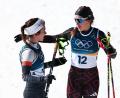 Bild: Daniel Karmann/dpa
Darija Neprjajeva (l) nahm während des Olympia-Rennens versehentlich die Ski von Katharina Hennig Dotzler.