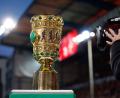 Bild: Friso Gentsch/dpa
Objekt der Begierde: der DFB-Pokal. (Archivbild)