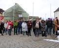 Bild: prh
Weit über 100 Bürgerinnen und Bürger bekundeten ihre Solidarität mit dem kürzlich angegriffenen Landratskandidaten der Linken, Simon Escher-Herzog. Organisiert hatte die Kundgebung auf dem Neustädter Stadtplatz das Oberpfälzer Bündnis für Toleranz und Menschenrechte Neustadt/Weiden.