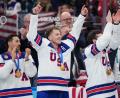 Bild: Petr David Josek/AP/dpa
Matthew Tkachuk (Mitte) vom Team USA bejubelt mit seinen Mitspielern die Goldmedaille bei den Olympischen Winterspielen 2026.