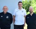 Archivbild: Norbert Weis
Danny Graf (rechts), hier mit Co-Trainer Uwe Ölschlegel (links) und Abteilungsleiter Florian Roth bleibt auch kommende Saison Trainer des SV Illschwang.