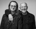 Bild: Richard Sibbald/Dreamhaus/dpa
Kanadas Kultband: Geddy Lee (l) und Alex Lifeson gehen nach über zehn Jahren wieder als Rush auf Tournee.