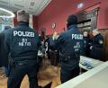Bild: Stephan Huber
Großes Polizeiaufgebot im Saal: Vor dem Landgericht in Amberg müssen sich fünf Männer verantworten, weil sie in einer mutmaßlichen Bande mit Kriegswaffen und kiloweise Drogen gehandelt haben sollen.