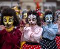Bild: Georgios Kefalas/KEYSTONE/dpa
Teilnehmer mit Katzenmasken ziehen beim Fasnachts-Umzug in Basel durch die Straßen.