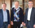 Bild: bö
Jakob Dobler feierte in den vergangenen Tagen seinen 80. Geburtstag, dazu gratulierten ihm 2. Bürgermeister Mathias Huger (links) für den Markt Schmidmühlen und Raiffeisenbank-Vorstand Karl Schlagbauer (rechts).