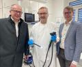 Bild: Friedrich Peterhans/KNO
Der Vorsitzende des Stiftungskuratoriums Krankenhaus Kemnath, Bürgermeister Roman Schäffler, übergab an Chefarzt Dr. Gerhard Jilge und Klinikdirektor Stephan Schumacher (von links) ein hochwertiges Koloskop im Wert von rund 45.000 Euro.