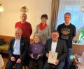 Bild: Stefanie Gradl
1. Bürgermeister Hans-Martin Schertl (vorne rechts) sowie 2. Bürgermeister und Schwiegersohn Thorsten Grädler (vorne links) überbringen der Jubilarin Marianne Fenk die Glückwünsche zum 90. Geburtstag. Ihre Kinder Karl, Maria und Hermann (hinten von links) freuen sich