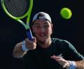 Bild: Dar Yasin/AP/dpa
Für Jan-Lennard Struff ist das Turnier in Dubai früh beendet. (Archivbild)
