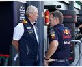 Bild: Hasan Bratic/dpa
Christian Horner (r) sieht Helmut Marko als Strippenzieher. (Archivbild)