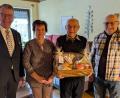 Bild: Stadt Tirschenreuth
Bürgermeister Franz Stahl, Tochter Andrea Müller und Schwiegersohn Harald Müller (von links) gratulierten dem Jubilar Konrad Haberkorn (Zweiter von rechts) herzlich zu seinem runden Geburtstag.