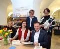 Bild: Pressestelle Stadt Weiden i.d.OPf.
Oberbürgermeister Jens Meyer und Künstlerin Coline Eberhard gemeinsam mit (von links) Ruth Neumann, Leiterin der Regionalbibliothek, Kulturamtsleiterin Sabine Guhl sowie Projektbetreuerin Astrid Karl.