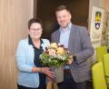 Bild: bnr
Birgitt Hasenkopf zieht als Nachrückerin in den Schwarzenfeldeer Marktrat ein. Nach der Vereidigung hieß sie Bürgermeister Peter Neumeier mit einem Blumenstrauß willkommen.