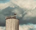 Bild: dob
Am Dienstag ist der Storch in den Vohenstraußer Horst auf dem Salzsilo am städtischen Bauhof zurückgekehrt.