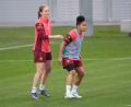 Bild: Marc Schüler/dpa
Sjoeke Nüsken (l.) und Shekeira Martinez: England-Profis beim DFB-Training.