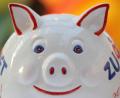 Bild: Fredrik von Erichsen/dpa
Das sprichwörtliche Sparschwein zahlt gar keine Zinsen. Doch auch bei den Banken sind die Erträge des angelegten Gelds unterschiedlich hoch. (Symbolbild)