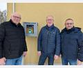 Bild: Ewald Zetzl
Dritter Bürgermeister Ewald Zetzl, der Leiter der Firma MLD Josef Wiesent und Bürgermeister Markus Bauriedl freien sich über das neue Gerät, das Leben retten kann.