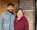 Bild: ck
Johannes und Christine Maurer freuen sich über die Bestätigung ihrer fünf Sterne für ihre beiden Modul-Ferienhäuser "Hirschblick" und "Schlossblick" in Neuenhammer bei Georgenberg.