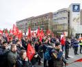 Bild: Daniel Karmann/dpa
Gegen die geplanten Werksschließungen demonstrierten vor dem Nürnberger Standort Beschäftigte und Gewerkschaft.