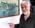 Bild: Peter Ringeisen
Auch in der Kunst heimatverbunden: Andreas Raab vor einem Gemälde, das eine Ansicht aus dem Vilstal zeigt.