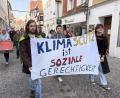 Bild: Lukas Büchold
Die Klimaschützer gehen auf der Demo voraus, gefolgt von Tobias Winter, Oberbürgermeisterkandidat von Die Linke.