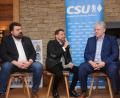 Bild: ge
Matthias Schöberl (Mitte) moderierte das Gespräch zwischen Erstem Bürgermeister Stefan Frank (links) und Landrat Richard Reisinger beim Forum der Begegnung der CSU in Kauerhof.