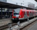 Bild: Peter Kneffel/dpa
Künftig sollen Fahrgäste von Wasserburg bis München durchgängig mit der S-Bahn fahren. Der bisherige Umstieg in Ebersberg entfällt. (Symbolbild)