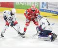 Bild: Thomas Heide
Weidens Kapitän Tommy Muck (links) und Goalie Michael McNiven (rechts) verteidigen gegen Ladislav Zikmund von den Eispiraten Crimmitschau. Die Weidener verloren das Auswärtsspiel am Sonntagabend mit 2:5.