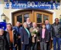 Bild: mab
Sichtlich wohl fühlt sich der Jubilar (Mitte) inmitten der Gratulanten zum runden Neunziger.